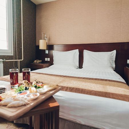 Soluxe Hotel Alma-Ata Exteriör bild